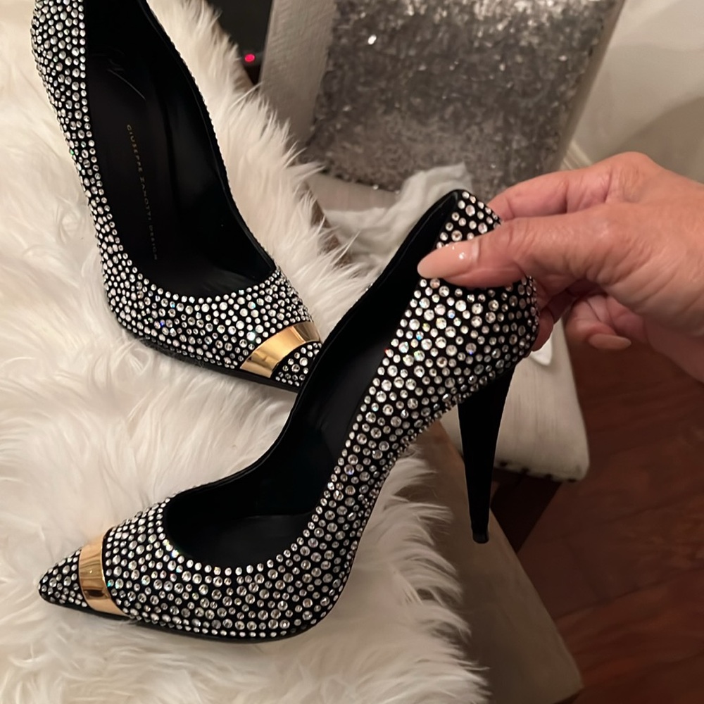 Giuseppe Zanotti
Black Crystal Embellished Suede Ester Pointed Toe Pumps - Picture 2 of 8